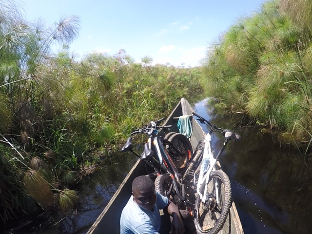 Mountainbike Abenteuer Uganda - Transport der Mountainbikes der Extraklasse mit dem Boot in Uganda