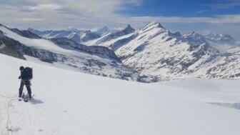 Skitourenabfahrt und Blick auf die Venediger Gebirgsgruppe