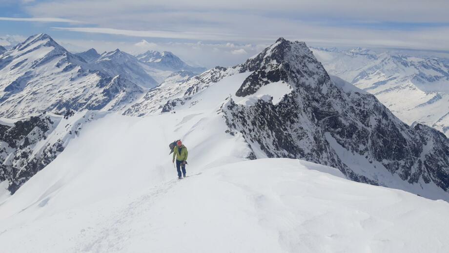 Skitourengeher*inn auf dem Grat