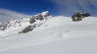 Abfahrt im Tiefschnee
