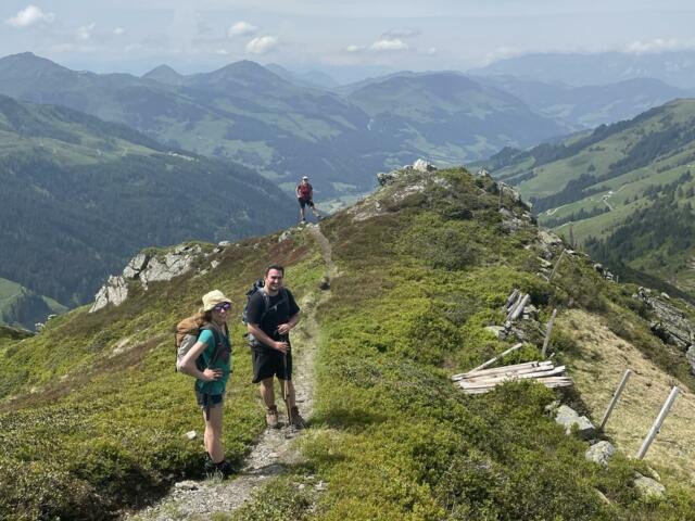 Zwei Personen auf dem Wanderweg.