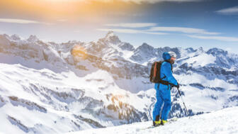 Skifahrer vor schneebedeckten Gipfeln