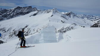Skitourengeher*in am Gletscher