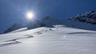 Abfahrt im Pulverschnee.
