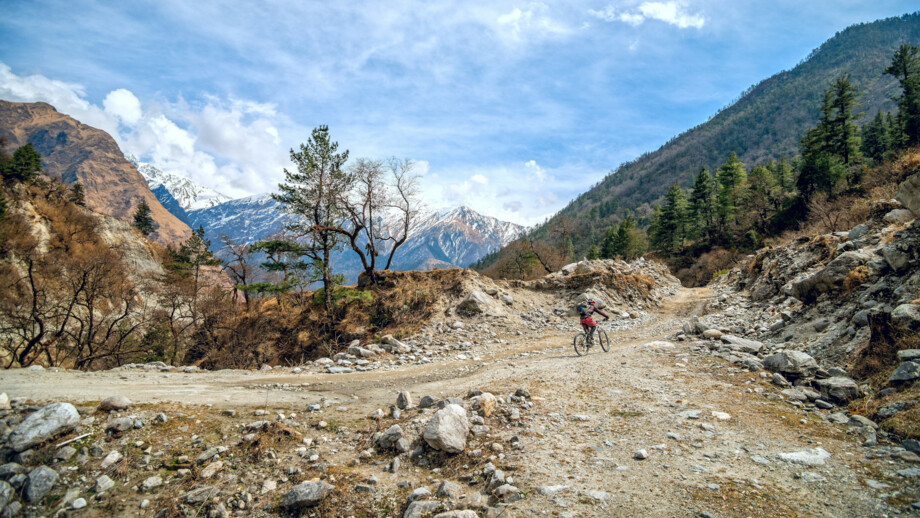 nepal-bike-annapurna-shutterstock_459203320.jpg