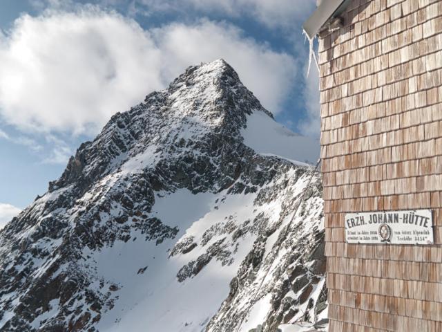 Großglockner hinter Berghütte