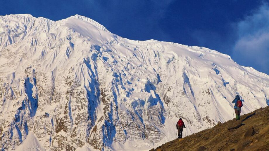 Bergsteiger auf dem Ende des Passes im Annapuragebiet