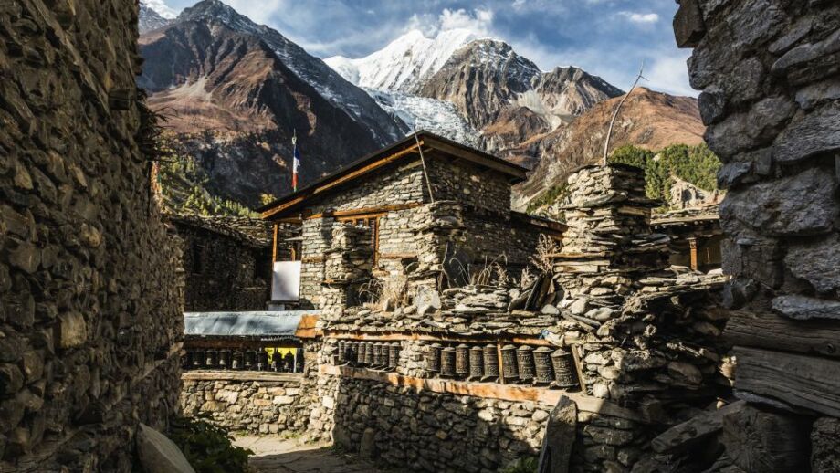 Haus im traditionellen Baustil im Manang Dorf