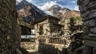 Haus im traditionellen Baustil im Manang Dorf