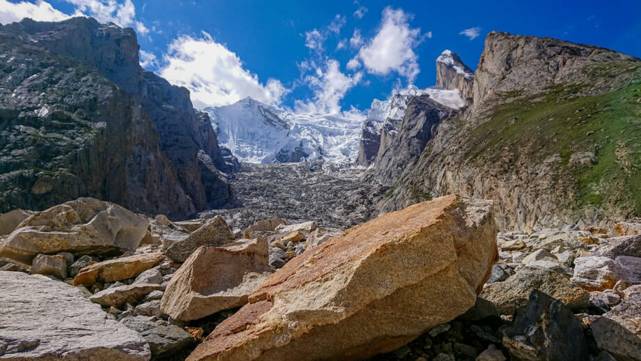 Pakistan Karakorum schuttbedeckter B altorogletscher Berge