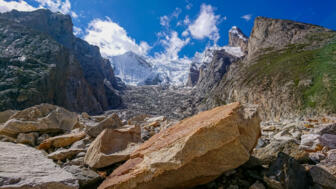 Pakistan Karakorum schuttbedeckter B altorogletscher Berge