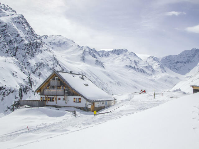 Potsdamer Hütte im Schnee im Winter