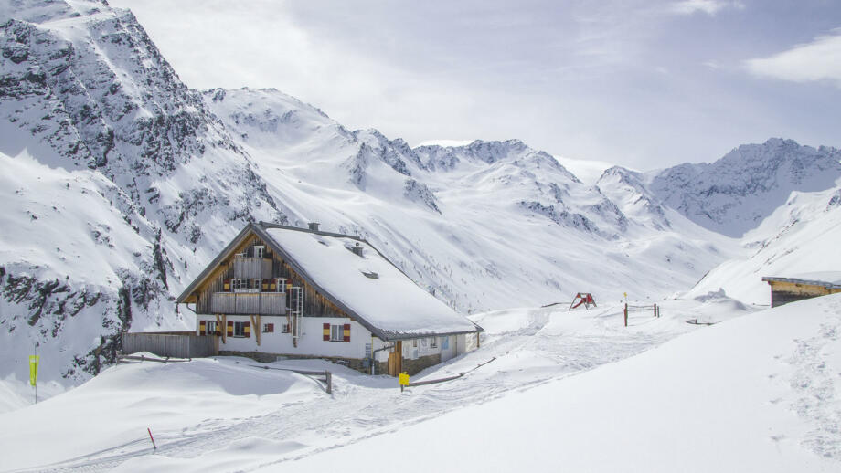 verschneite Potsdamer Hütte im Winter