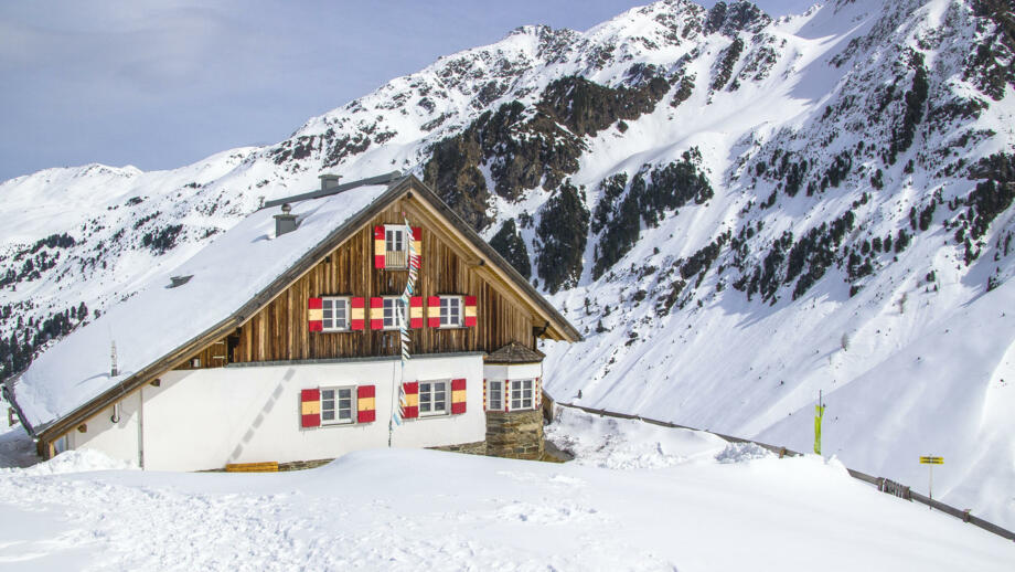 Frontansicht der Potsdamer Hütte im Sellrain