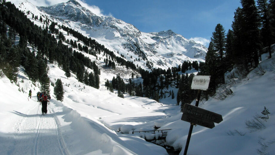 Skitourengeher beim Aufstieg zur Potsdamer Hütte