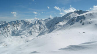 verschneites Bergpanorama und schneebedeckte Hänge im Sellrain