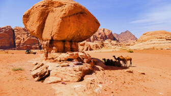 Spektakuläre Felsen im Wadi Rum