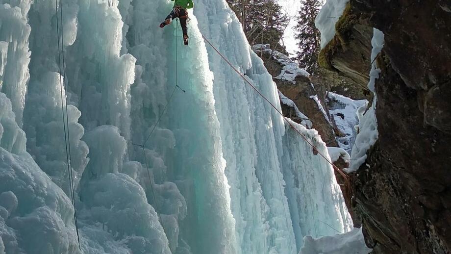 oesterreich-pitztal-eisklettern-pitztalschlucht-winter-peer alexander-9ekepiz (3).jpg