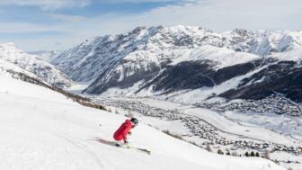 Skifahrer in der Abfahrt auf der Piste