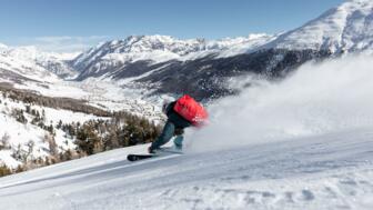Skifahrer im Tiefschnee Powder