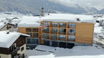 Montivas Lodge im Winter von außen