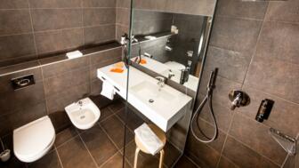 Badezimmer eines Zimmers in der Montivas Lodge