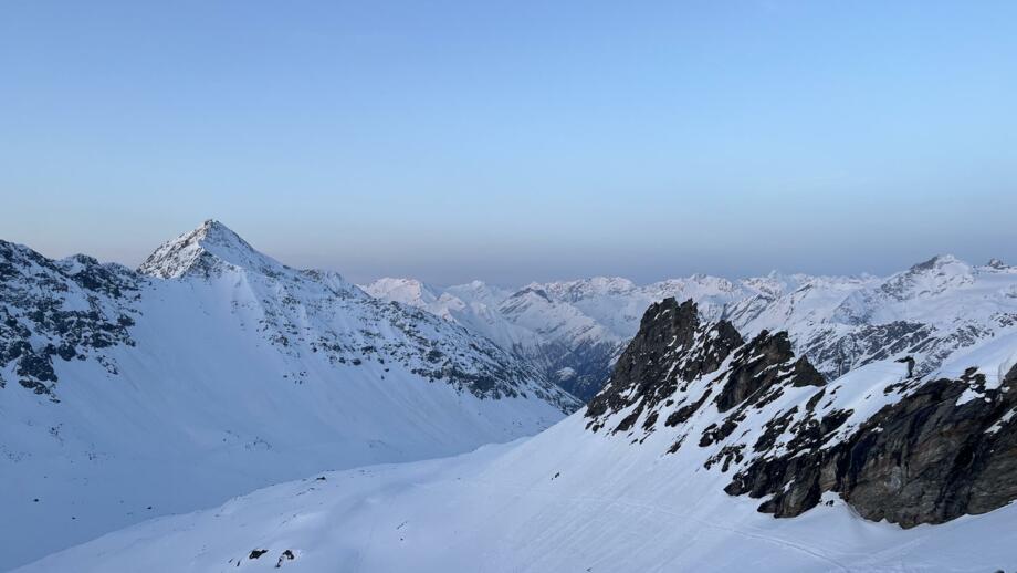 Blick vom Defreggerhaus in der Morgendännerung auf die Bergwelt