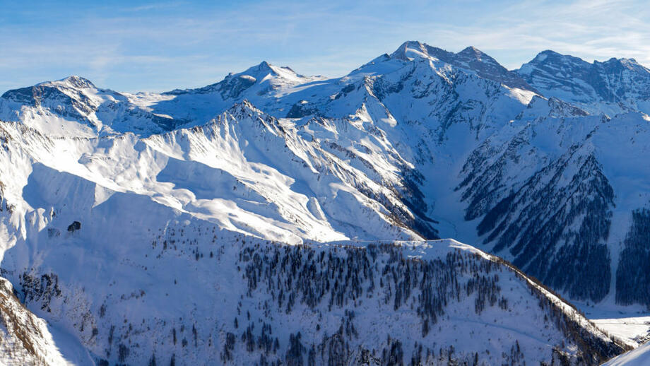 oesterreich-tirol-tuxer-alpen-panorama-olperer-winter-schnee-shutterstock-1619664211.jpg