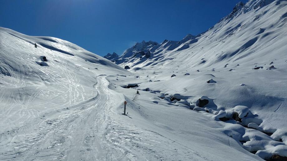 Blauer Himmel und Sonne entlang einer Spur rund um die Heidelberger Hütte