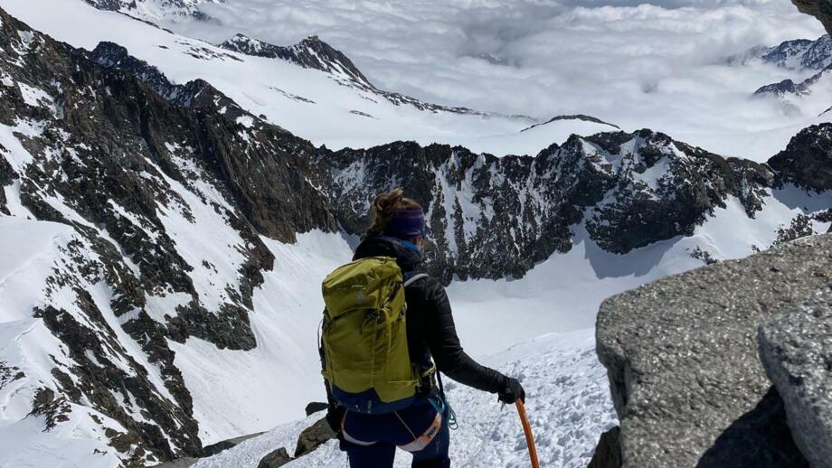 die letzten Meter zu Füß zum Gipfel rund um die Rotondohütte in der Schweiz