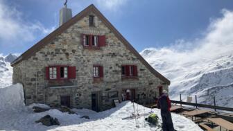 Skitourengeher nach einer Tour vor der Rotondohütte zwischen Furkapass und Gotthardpass