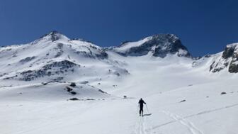 Skitourengeher im Aufstieg nahe der Rotondohütte