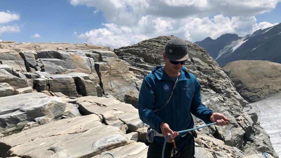 Bergführer demonstriert was in Felsnähe bei der Oberwalder Hütte