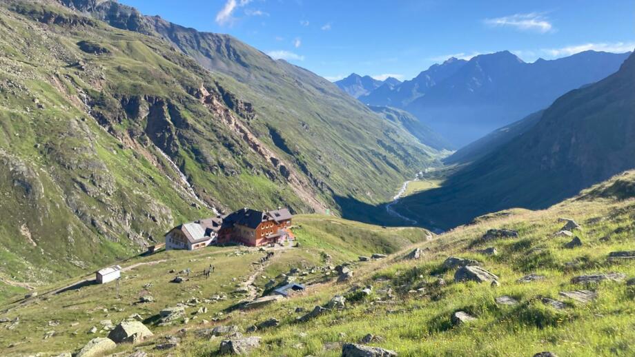 Aussicht auf die Bergwelt mit grünen Wiesen