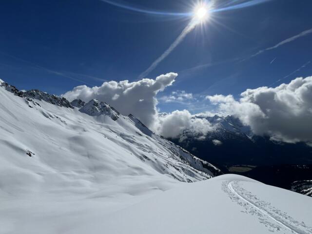 Wolken und Pulverschnee