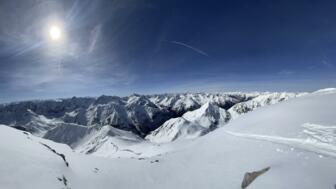 Bergblick mit Sonne und Pulverschnee