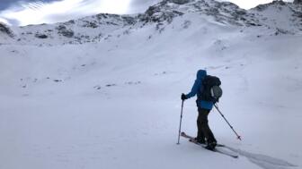 Mit dem Splitboard im unberührten Tiefschnee beim Aufstieg