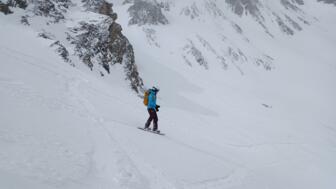 Splitboarderin im Tiefschnee nach der Tour bei der Abfahrt