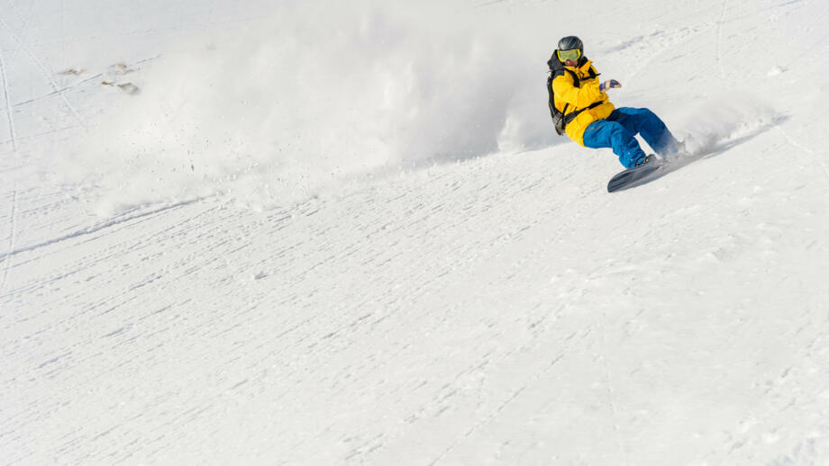 Splitboarder beim Powdern in der Goldberggruppe
