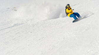 Splitboarder beim Powdern in der Goldberggruppe
