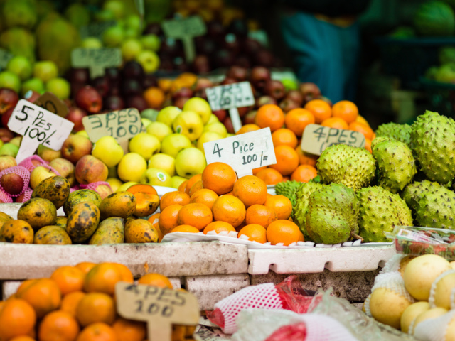 Zitronen, Organen, Mangos auf dem Markt in Sri Lanka.