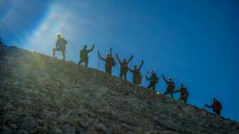Gruppe beim Jubeln am Horizont in den Dolomiten