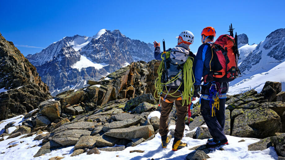 schweiz-bernina-bergsteiger-blick-auf-den-biancograt.jpg
