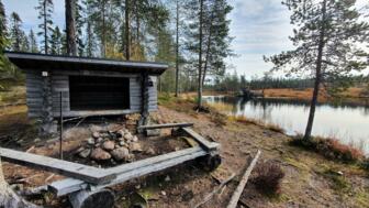 Feuerstelle inmitten eines Nationalparks in Finnisch Lappland