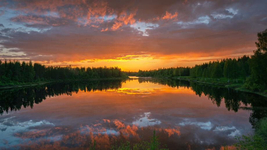 Sonnenuntergang über einem See im Norden Finnlands