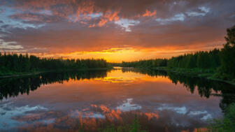 Sonnenuntergang über einem See im Norden Finnlands