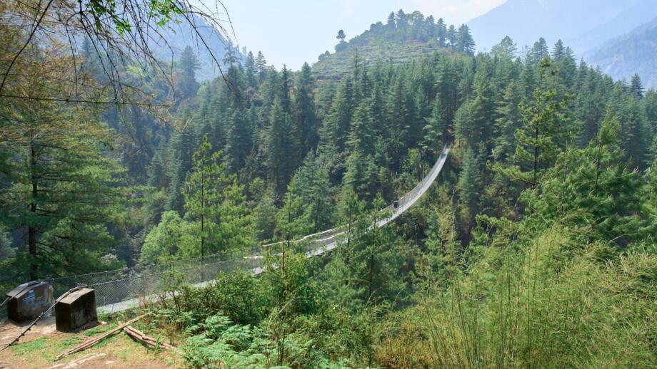 nepal-hiahm-Haengebruecke-fuehrt-zum-dorf-nache-ueber-dharapani-und-dem-hayenga-wasserfall-shutterstock_2464732245.jpg