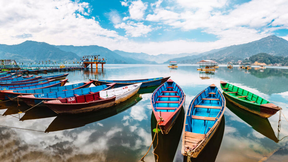 nepal-hiktwin-farbige-boote-am-ufer-des-schoenen-phewa-sees-pokhara-shutterstock_1026114919.jpg