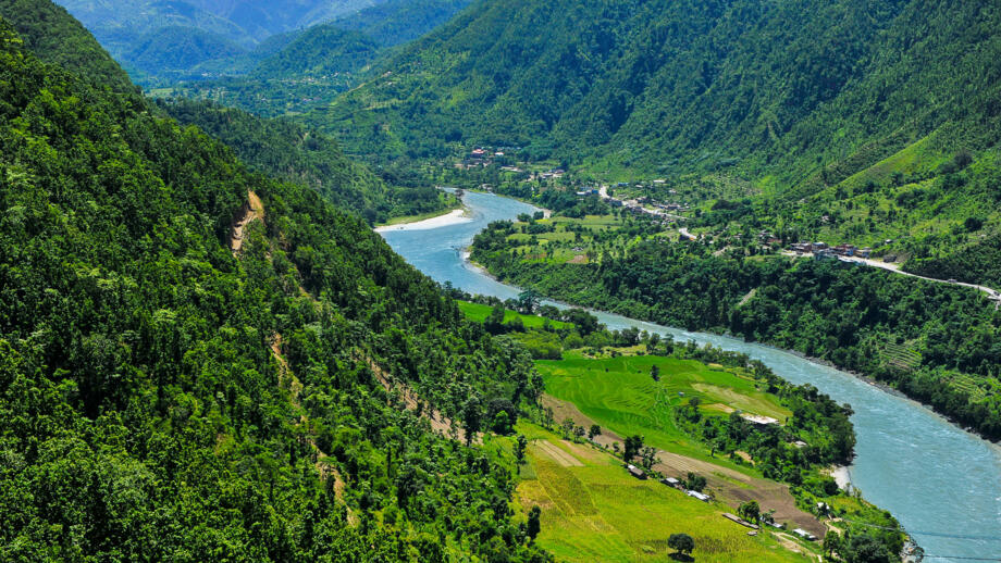 nepal-hiktwin-aussicht-auf-den-fluss-trisuli-und-kurintar-von-cable-car-chitwan-shutterstock_1761642863.jpg