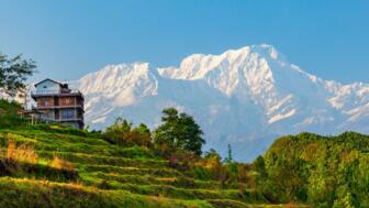nepal-hiktwin-lokales-haus-und-annapurna-massiv-blick-von-sarangkot-berg-aussichtspunkt-im-himalayas-gebirge-in-pokhara-shutterstock_2150066949.jpg